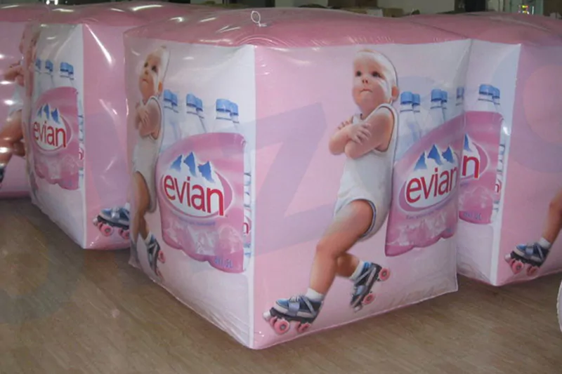 plv ballon cube evian avec bébé