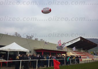 ballon de rugby geant gonflé à l'hélium