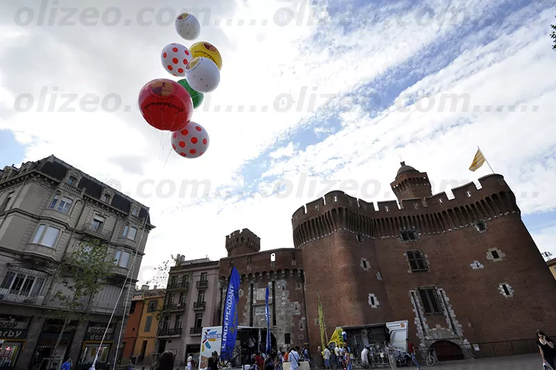 multitude de gros ballon hélium qui vole dans le ciel