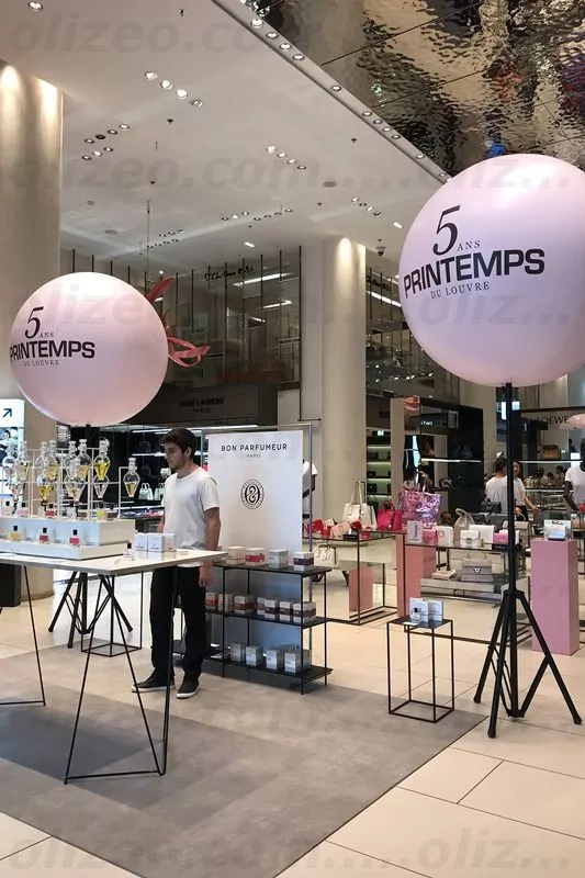 Ballon géant à l'air pour une animation commerciale des 5 ans du printemps du louvre
