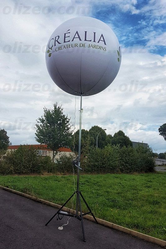 Un ballon de 2m gonflé à l'air posé sur un mât télescopique montant jusqu'à 4m de hauteur