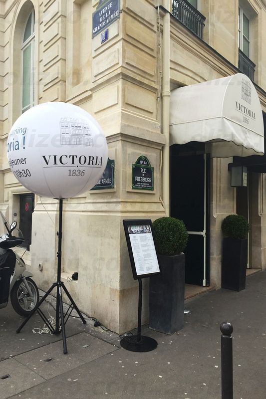 Un ballon publicitaire sur pied devant l'hotel Victoria de paris