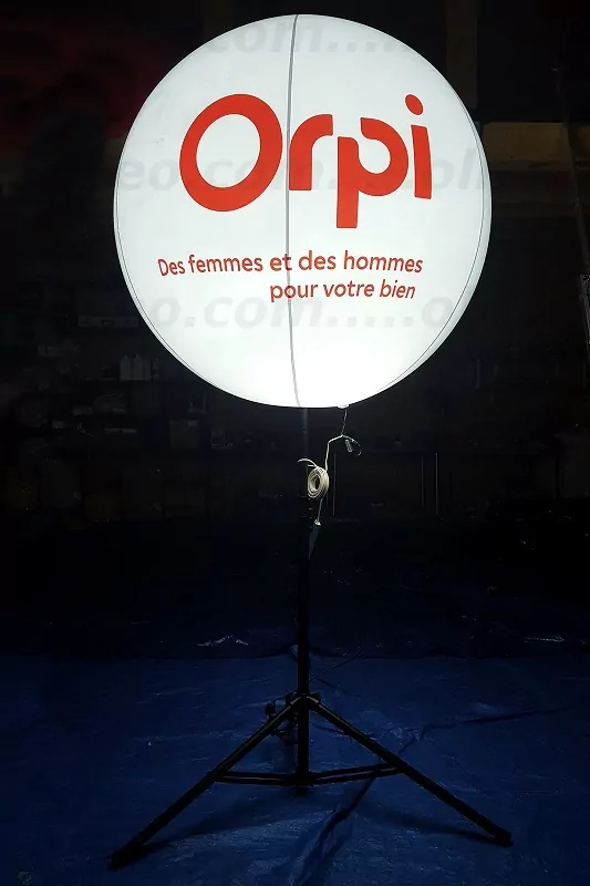 Ballon lumineux à l'air Orpi pour habillage de stand et show room