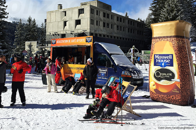 plv packaging maxwell pour dégustation de café gratuit en station de ski