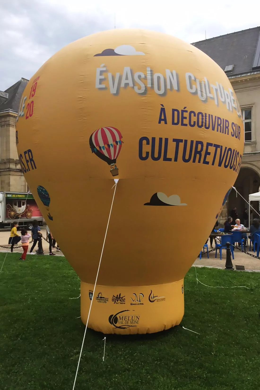 grosse montgolfière ventilée de couleur jaune