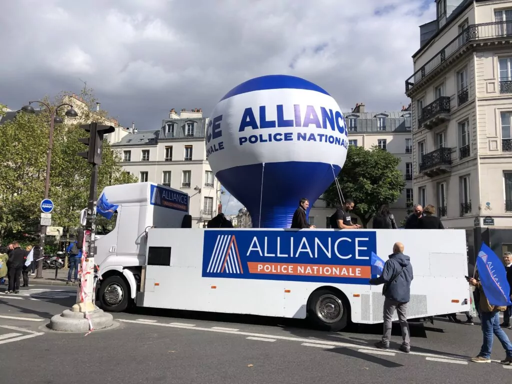 montgolfière auto-ventilée installée camion lors de manif