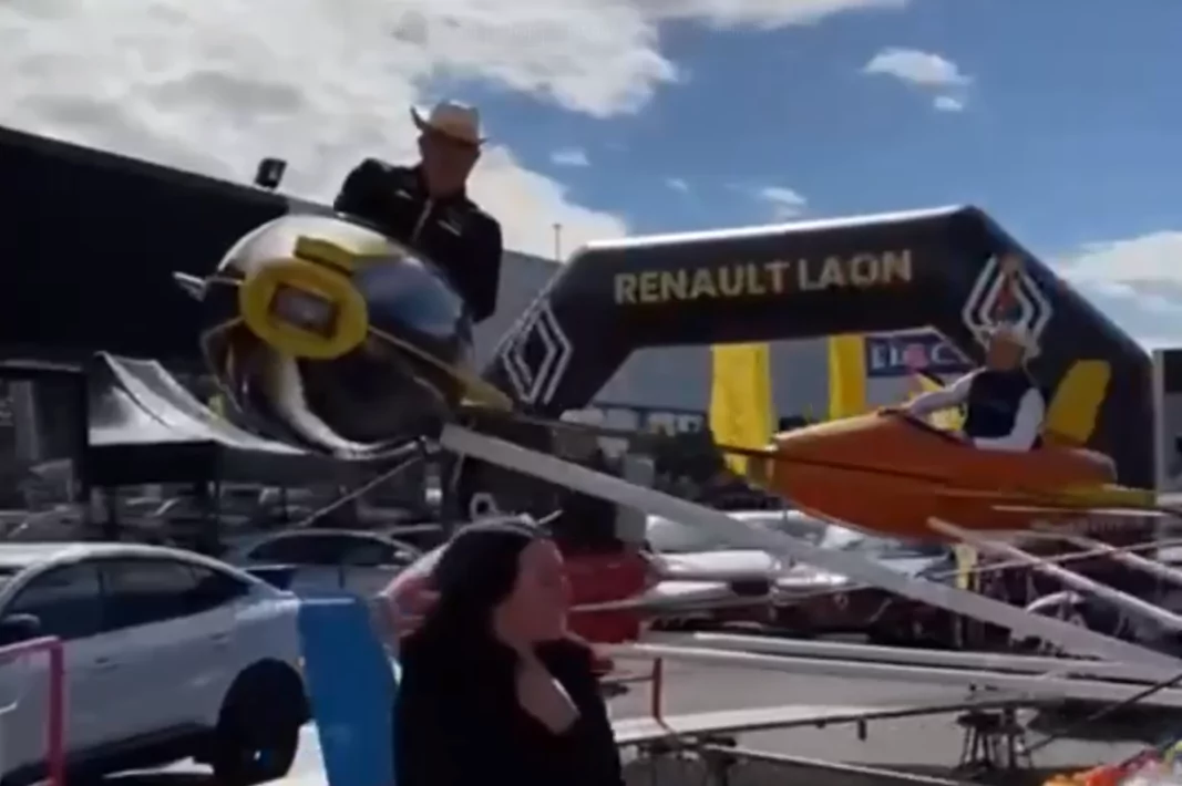 Arche Autosphère renault Laon, Arche publicitaire gonflable noir