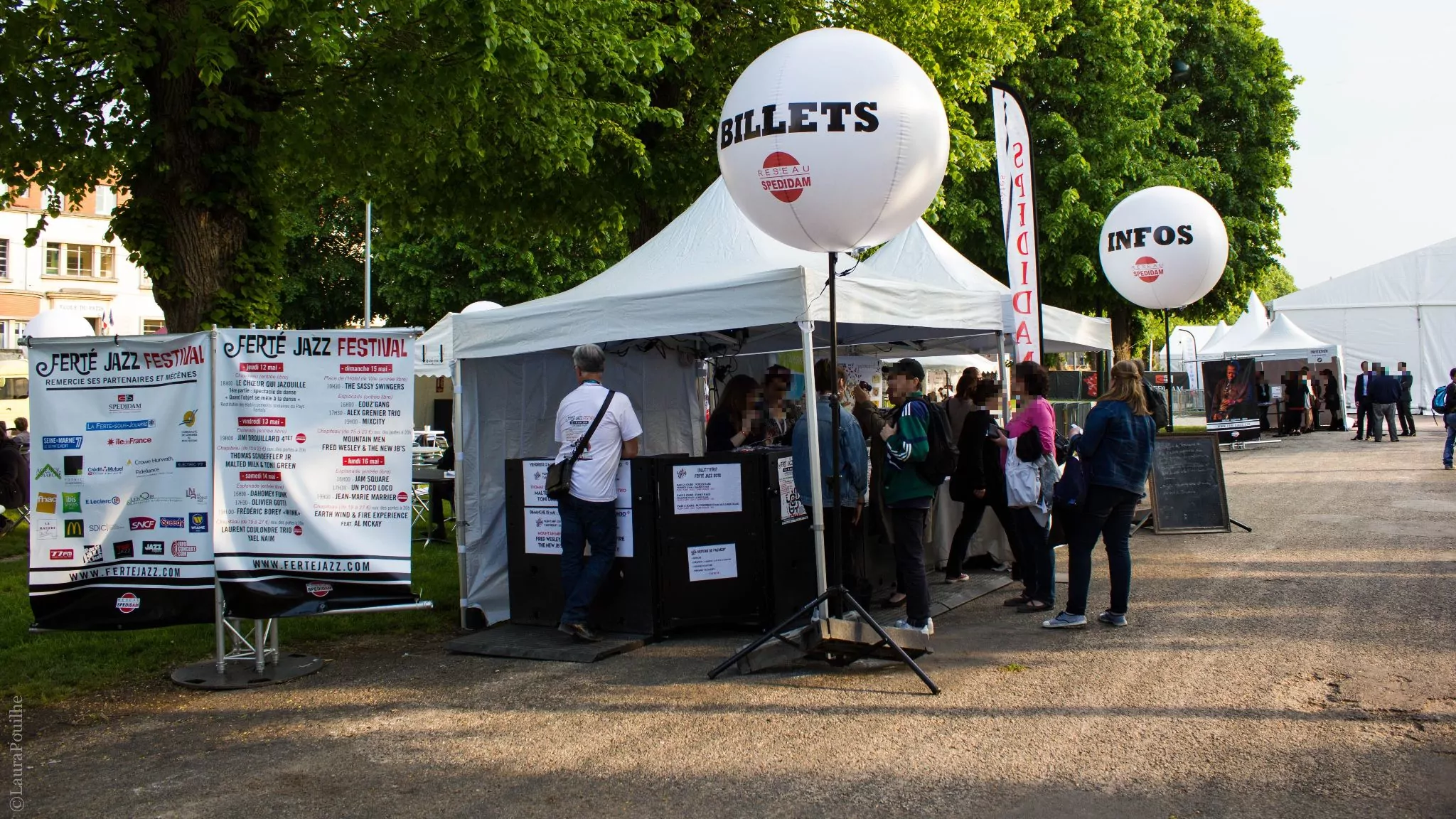 ballon publicitaire sur trépied festival blanc