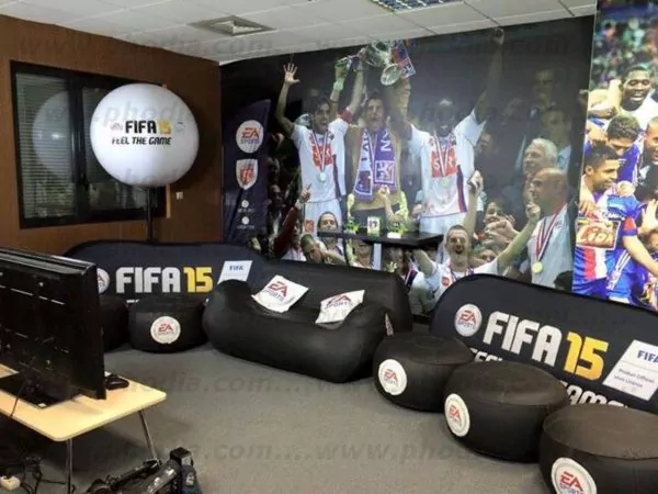 ballon publicitaire sur trepied fifa 2015, blanc