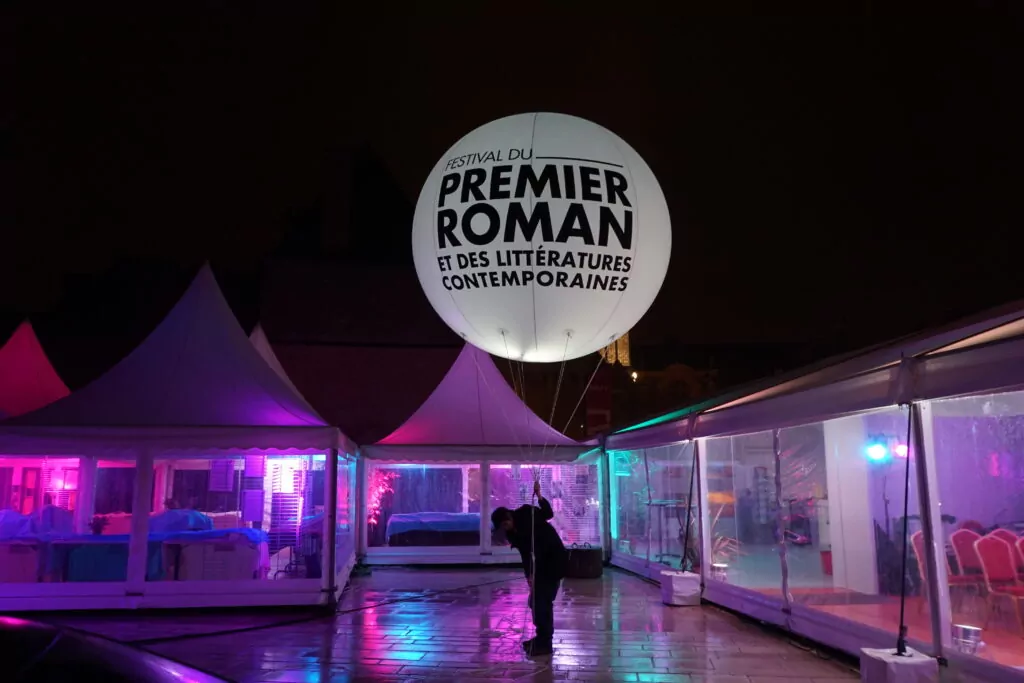 ballon gonflable sphere geant helium volant éclairant 250cm, festival du premier roman et des littératures contemporaines, blanc, LED, éclairant
