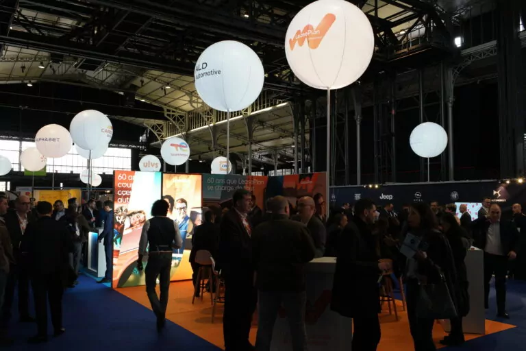 ballon sur pied sans hélium avec éclairage sur salon