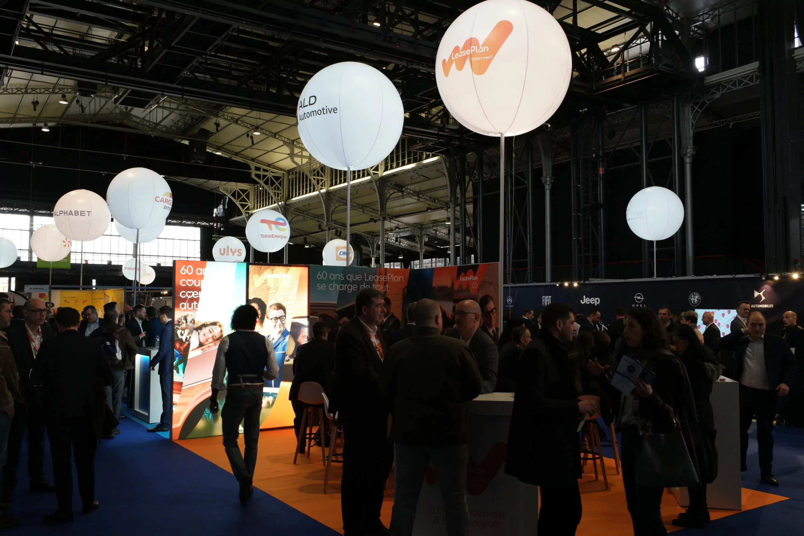 ballon sur pied sans hélium avec éclairage sur salon