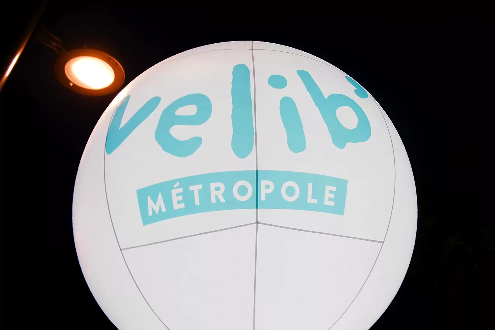 ballon sur trepied exterieur éclairant publicité vélib