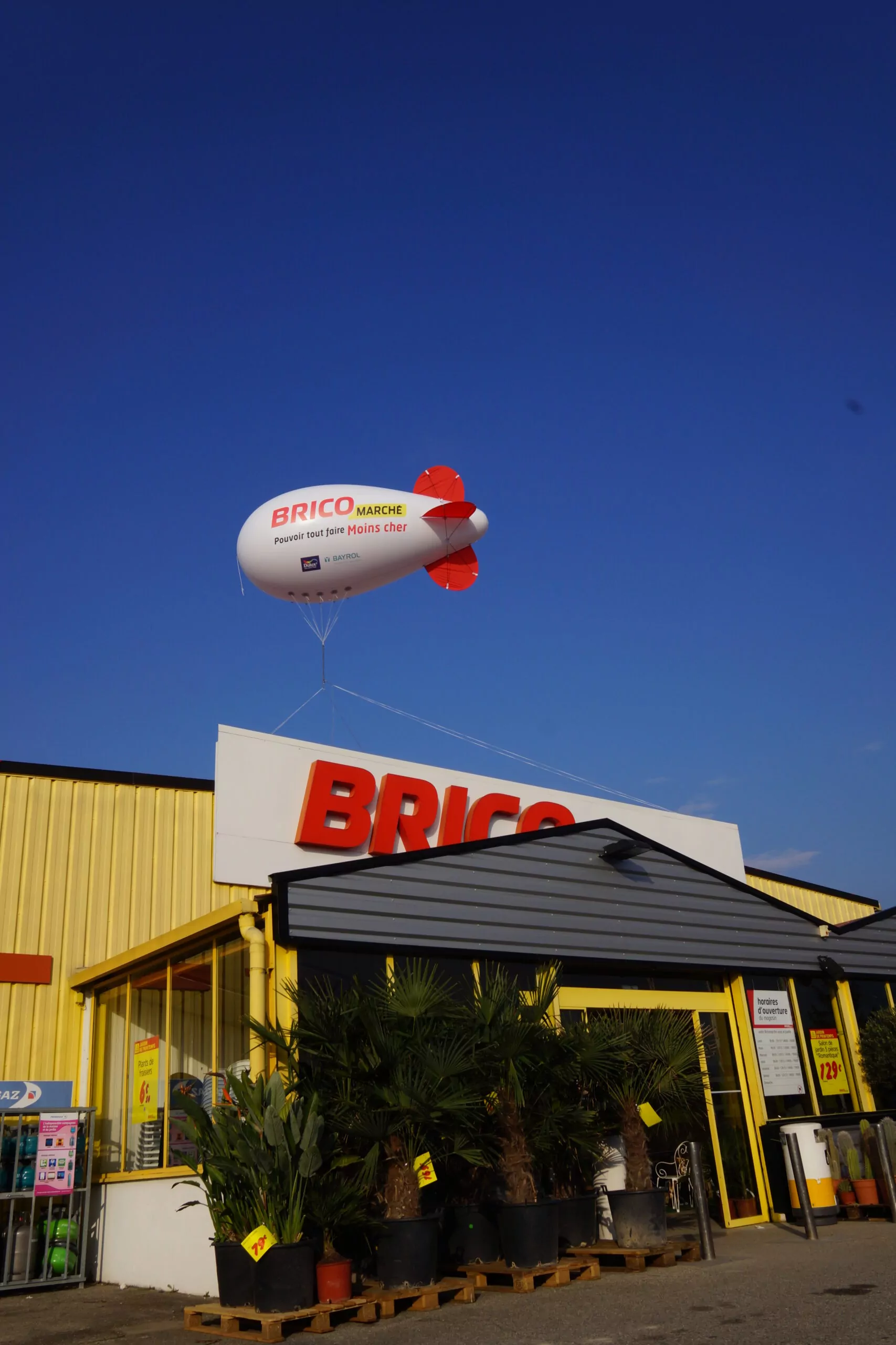 Brico marché gros ballon dirigeable hélium publicitaire, blanc et rouge, hélium