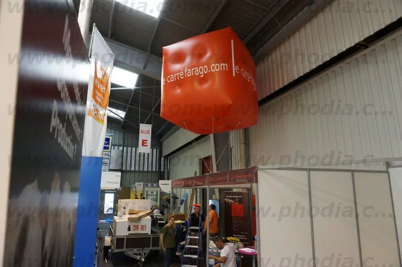 cube hélium de 2m de coté carrefarago sur stand 