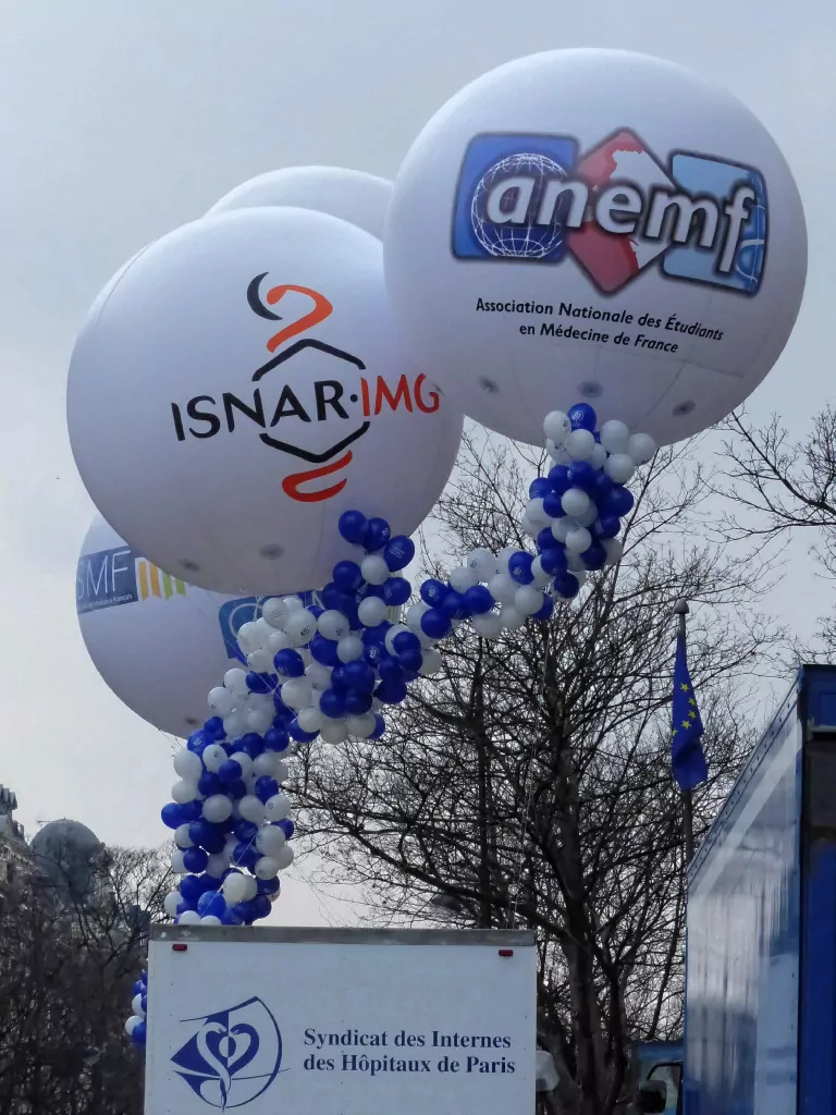 gros ballon gonflable publicitaire hélium 3m manifestation syndicale.