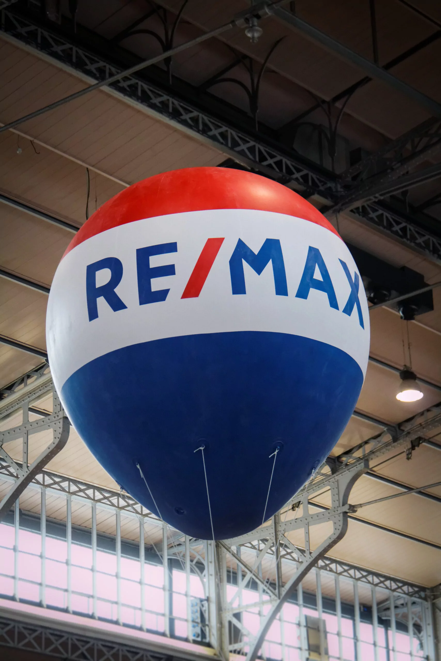 montgolfière hélium RE Max, rouge blanc bleu