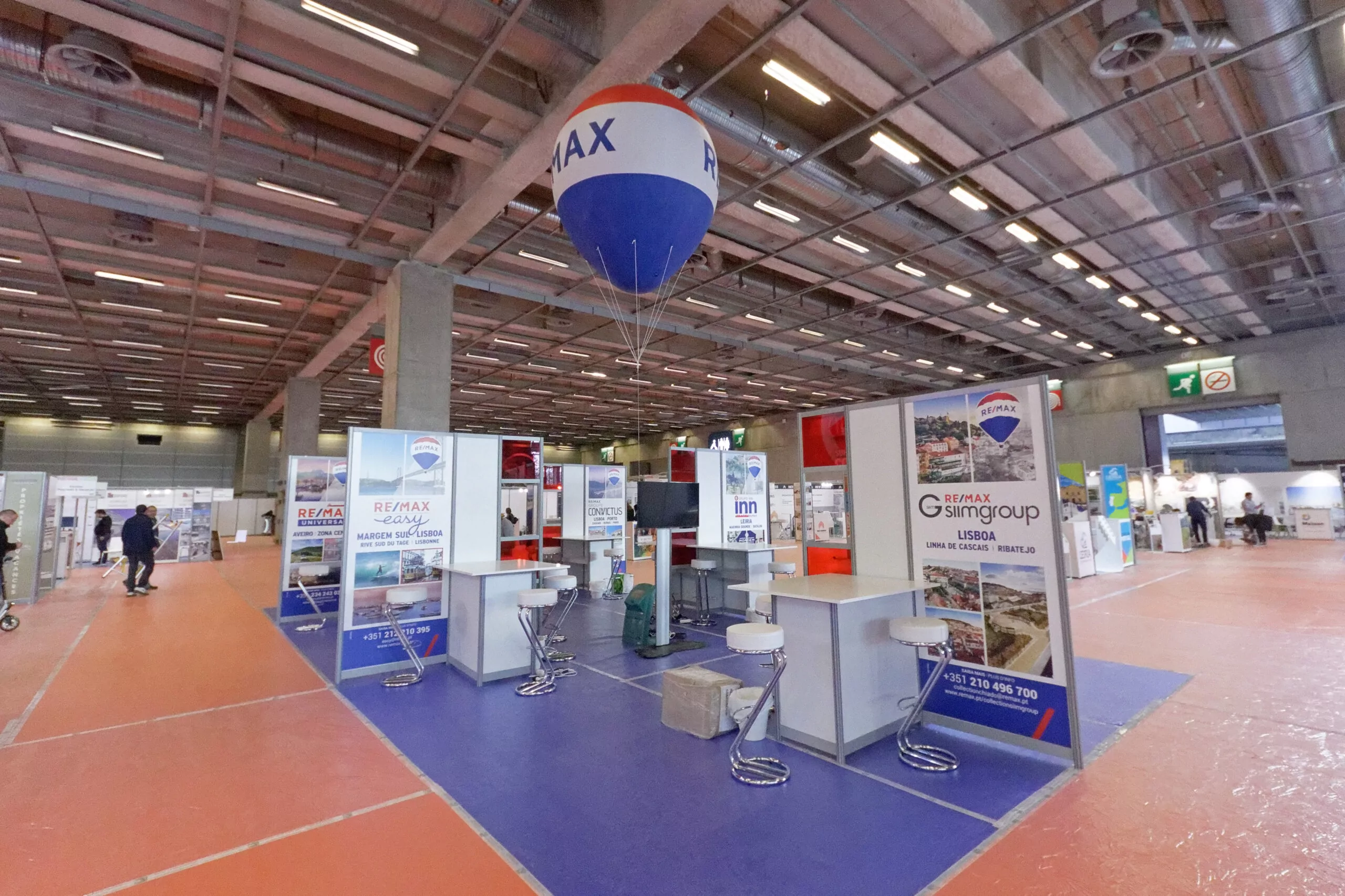 montgolfière hélium RE Max, rouge blanc bleu, salon