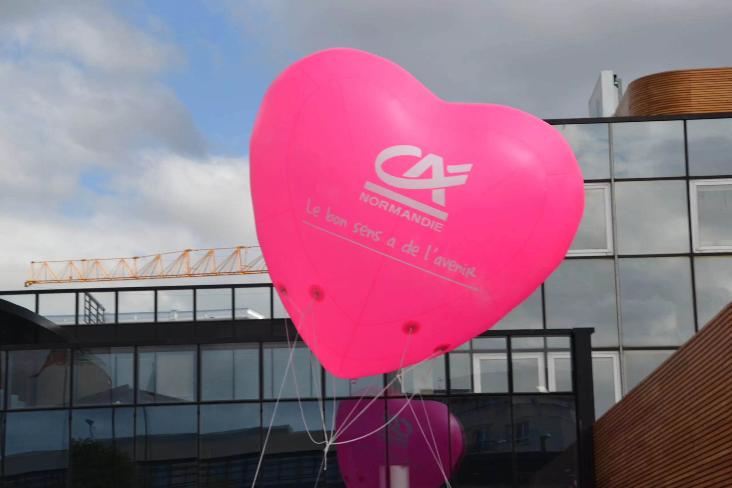 PLV gonflable crédit agricole, coeur rose