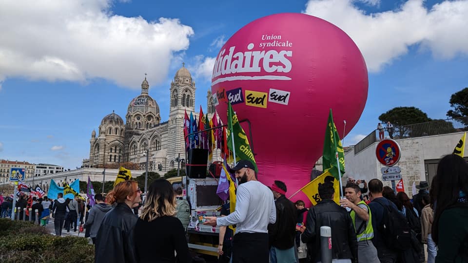 montgolfière Union solidaire, ballon, manifestation, rose