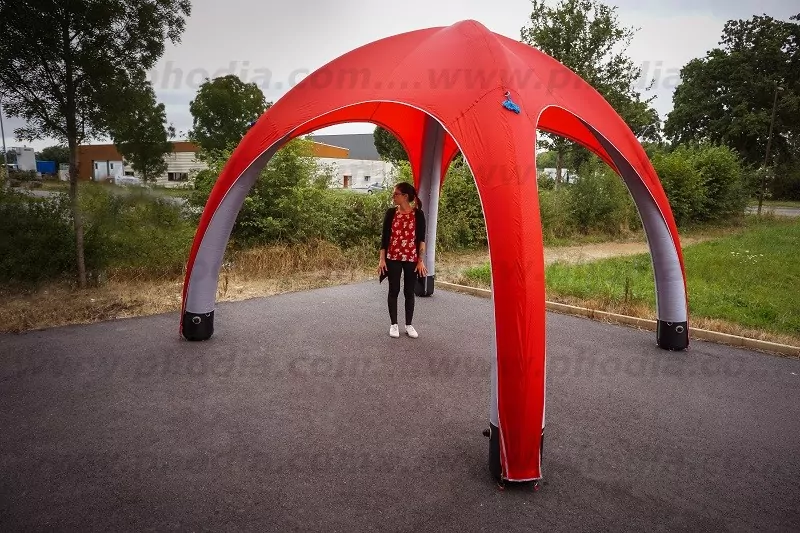 tente gonflable publicitaire à air captif rouge